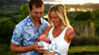 Bethany Hamilton, wanita berlengan satu itu mengunggah foto saat tengah menggendong putra pertamanya.