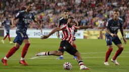 Brentford semakin percaya diri dan menenakan tim tamu. Pada menit ke-30, Brayn Mbeumo (tengah) hampir menggandakan keunggulan setelah berhasil melewati Ben White dan tinggal berhadapan dengan Bernd Leno, namun upayanya masih melebar. Skor 1-0 bertahan hingga turun minum. (Foto: AFP/Adrian Dennis)