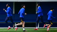Pemain Inter Milan, Marcus Thuram bersama Alessandro Bastoni dan Yann Bisseck (kiri ke kanan) menghadiri sesi latihan jelang leg kedua babak 16 besar Liga Champions 2024/2025 melawan Feyenoord di pusat latihan Appiano Gentile, dekat Milan, Italia pada tanggal 10 Maret 2025. (Piero CRUCIATTI/AFP)