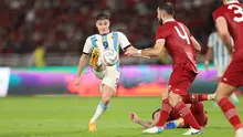 Pemain Timnas Argentina,&nbsp;Julian Alvarez&nbsp;(kiri) berusaha mengecoh pemain Timnas Indonesia, Jordi Amat dalam pertandingan FIFA Matchday 2023 di Stadion Utama Gelora Bung Karno, Jakarta, Senin (19/6/2023). (Bola.com/Bagaskara Lazuardi)