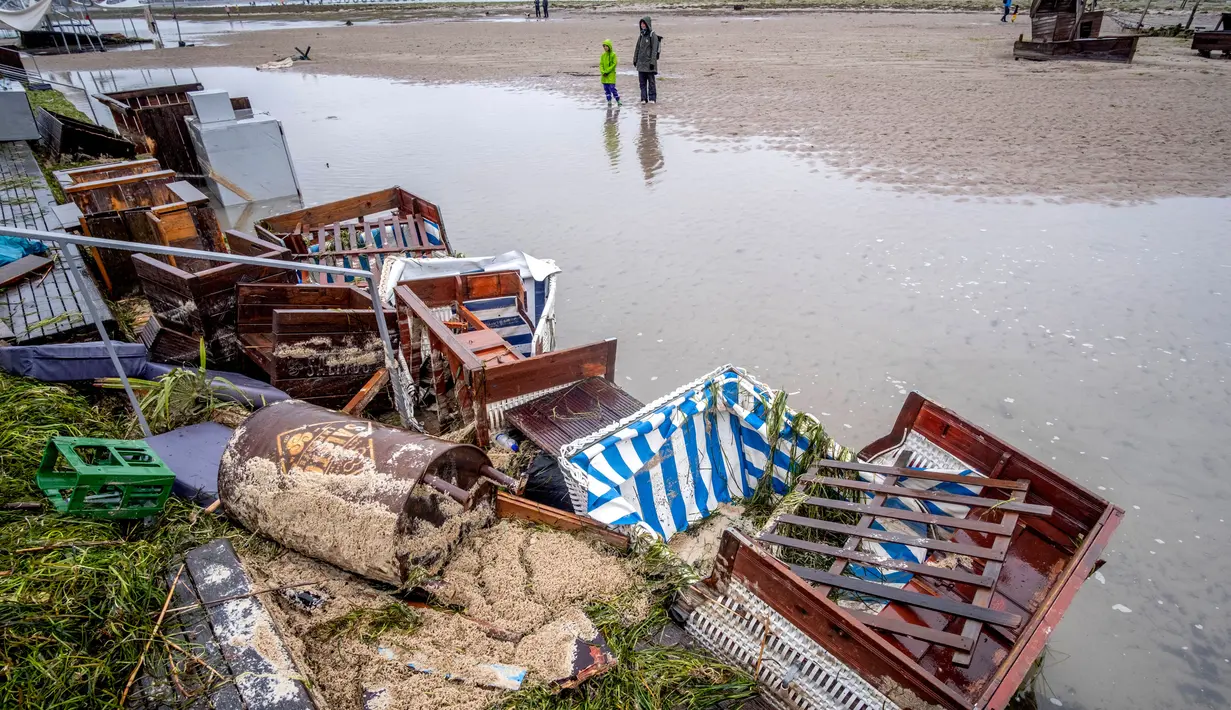Sejumlah kerusakan akibat badai terlihat di pantai di resor liburan Travemuende, Jerman Utara, Sabtu, 21 Oktober 2023. (AP Photo/Michael Probst)
