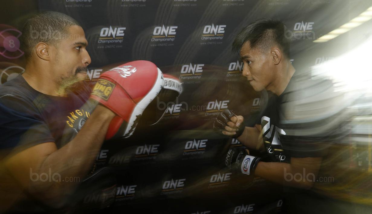 Petarung Indonesia, Stefer Rahardian, saat menggelar latihan terbuka jelang laga One Championship di Senayan, Jakarta, Kamis (14/07/2017). Pertarungan tersebut akan berlangsung di JCC, Jakarta, Sabtu (16/9/2017). (Bola.com/M Iqbal Ichsan)