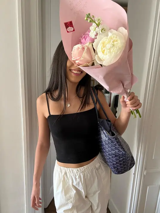 <p>Selain wajah yang cantik, Kirana punya postur badan yang semampai. Banyak netizen yang memuji penampilan Kirana bak seorang model. [Foto: instagram/anggun_cipta]</p>