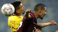 Penggawa timnas Venezuela, Yohan Cumana dan bek Venezuela, Daniel Munoz berebut bola pada laga kedua Grup B Copa America 2021 di Estadio Olimpico Pedro Ludovico Teixeira, Golania, Brasil, Jumat (18/6/2021). Timnas Kolombia dan Venezuela bermain imbang 0-0. (AP Photo/Ricardo Mazalan)