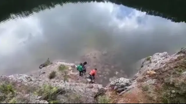Pihak P3MK meninjau lansung danau Tiwu Atabupu, ditemukan bebatuan muncul dari dasar kawa danau dan keretakan pada didnding kawa danau. (Liputan6.com/ Dionisius Wilibardus)