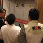 Sejumlah penyidik KPK bersiap memasuki lift saat menggeledah Kantor Pusat PLN, Jakarta, Senin (16/7). Petugas KPK mengabaikan para wartawan yang menanyakan maksud kedatangan mereka. (Liputan6.com/Arya Manggala)