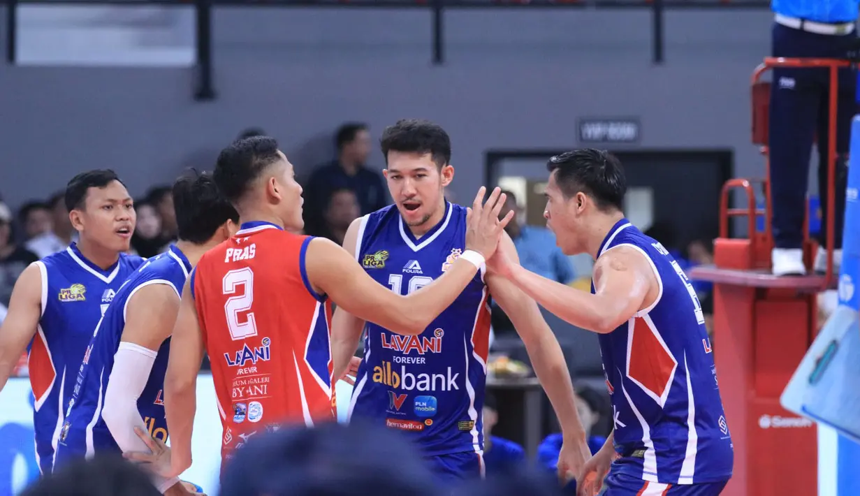 <p>Selebrasi para pemain Jakarta LavAni Allobank Electric, Daffa Naufal Mauluddani (tengah) dkk setelah mencetak angka saat menghadapi Jakarta Garuda Jaya pada laga seri keempat putaran kedua PLN Mobile Proliga 2024 di GOR Terpadu A. Yani, Pontianak, Sabtu (22/6/2024). Jakarta LavAni Allobank Electric menang 3-0 (25-20, 25-11, 25-20). (Dok. PBVSI)</p>