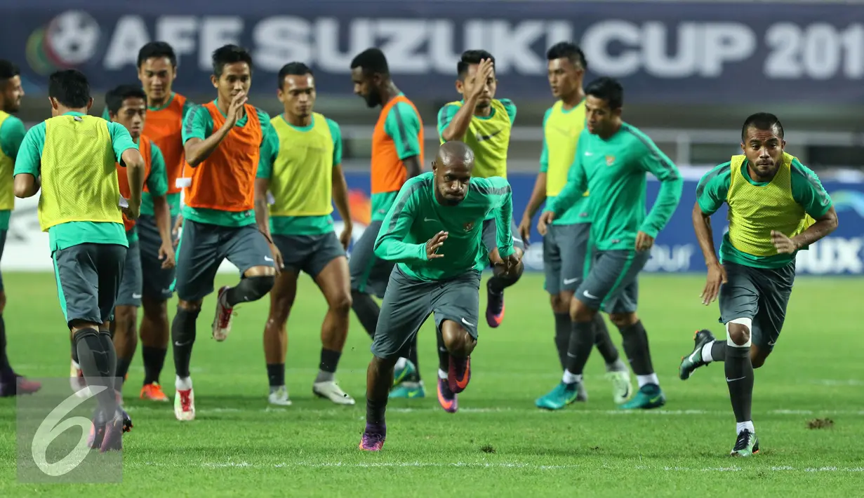 Pemain Timnas Indonesia melakukan latihan resmi jelang laga final pertama Piala AFF 2016 di Stadion Pakansari, Bogor, Selasa (13/12). Indonesia akan menjamu Thailand di final leg pertama Piala AFF 2016, Rabu (14/12). (Liputan6.com/Helmi Fithriansyah)