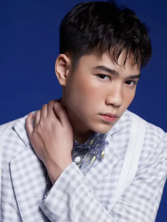 Dengan outfit berlayer, disertai tatanan rambut dan makeup yang menunjang, Marco tampak begitu memukau. [Foto: Studio 47/ Instagram]