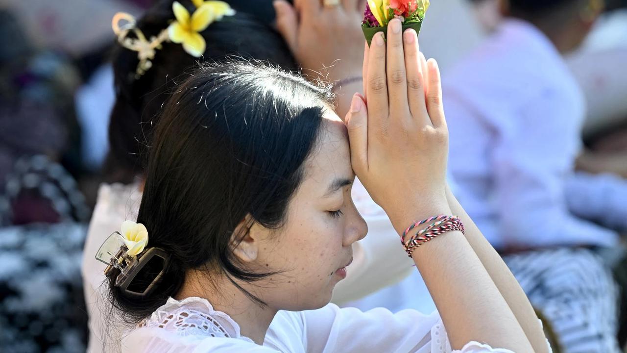 FOTO: Umat Hindu Rayakan Hari Raya Galungan dengan Persembahyangan di Pura