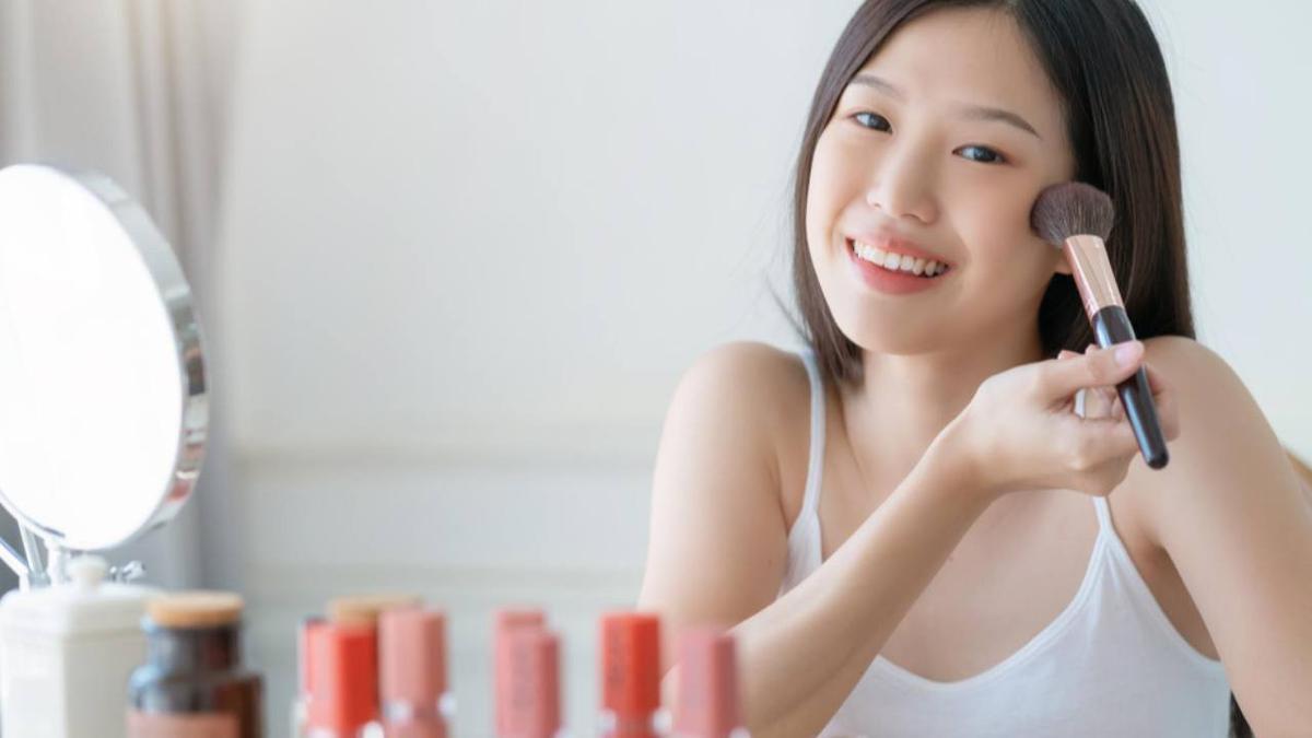Nggak Cuma Lagi Hits, Ini Primer Makeup Viral yang Bikin Riasan Anti Geser