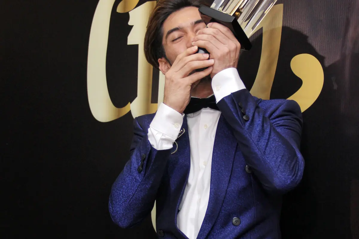 [Bintang] Raih Piala Keempat di FFI, Reza Rahadian Terima Kasih Pada Ibu