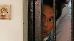 Tersangka Robby Abbas (RA) pada saat di ruang tahanan di Pengadilan Negeri Jakarta Selatan, Selasa (22/9/2015). Sidang ditunda hingga 1 Oktober 2015 karena saksi yang tercatat dalam Berkas Acara Pemeriksaan tidak hadir. (Liputan6.com/Herman Zakharia)