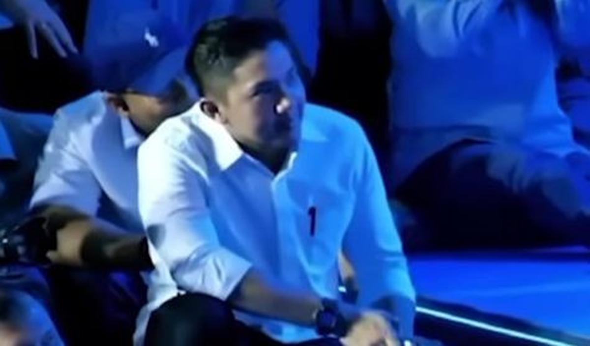 Menyadari hal tersebut, Prabowo kemudian berkelakar dan menyebut jika ia bersyukur saat ini Teddy masih aktif sebagai anggota TNI.
