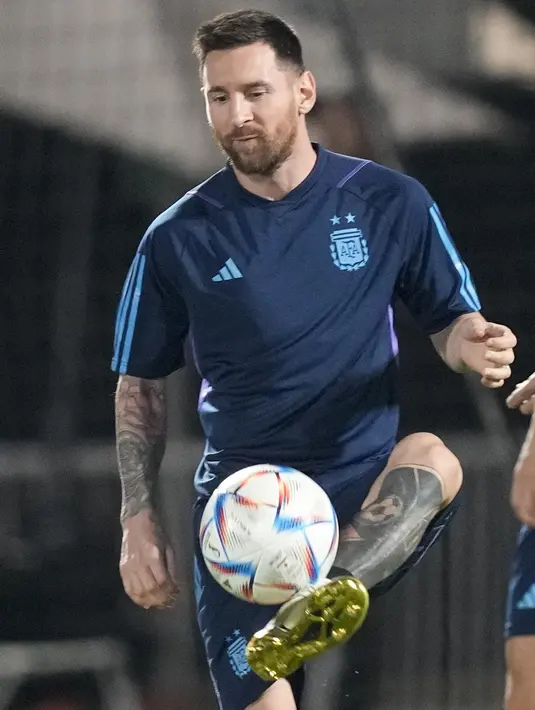 Penyerang Argentina Lionel Messi mengontrol bola saat latihan jelang lanjutan Piala Dunia Grup C matchday ketiga melawan Polandia, di Doha, Qatar, Selasa (29/11/2022). Menilik sejarahnya, ini akan menjadi duel ketiga antara Polandia dan Argentina di ajang Piala Dunia. (AP Photo/Jorge Saenz)
