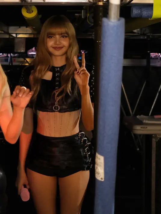 Atasan ini dipadu dengan celana pendek velvet beraksen full belt dan korset nude [@lalalalisa_m]