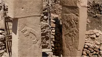 Ilustrasi tiang-tiang di kompleks kuil Göbekli Tepe. (Sumber Wikimedia/Zhengan dan Wikimedia/Teomancimit)