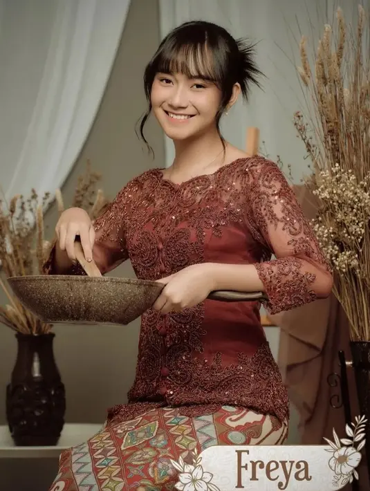 Beragam model kebaya yang ia kenakan berhasil memancarkan sisi anggun nan manis dari dirinya.  [@jkt48.freya].