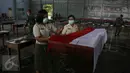 Peti Jenazah ditempatkan di hanggar sebelum diterbangkan dari Lanud Soewondo, Medan, Jumat (3/7). Pesawat Hercules yang akan membawa jenazah mengalami kerusakan teknis sehingga jenazah diterbangkan menggunakan pesawat CN-295. (Liputan6.com/Johan Tallo)