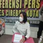 Kapolres Cirebon Kota AKBP Fahri Siregar menjelaskan kronologis Nurhayati pelapor korupsi kepala desa di Cirebon yang ditetapkan jadi tersangka. Foto (Liputan6.com / Panji Prayitno)