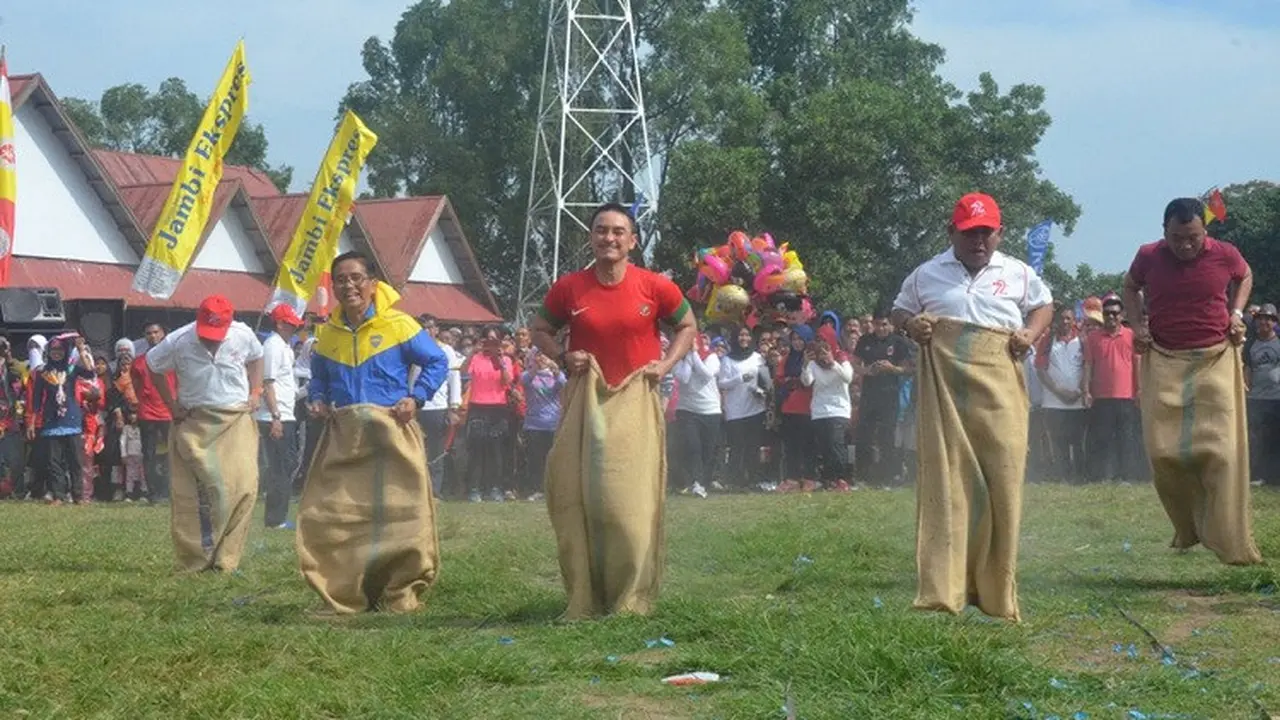 Zumi Zola balap karung