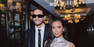 Pasangan Kim Kardashian dan Pete Davidson menghadiri White House Correspondents Association Dinner 2022 di Washington D.C, Amerika Serikat pada Sabtu (30/4/2022). (Instagram/kimkardashian).