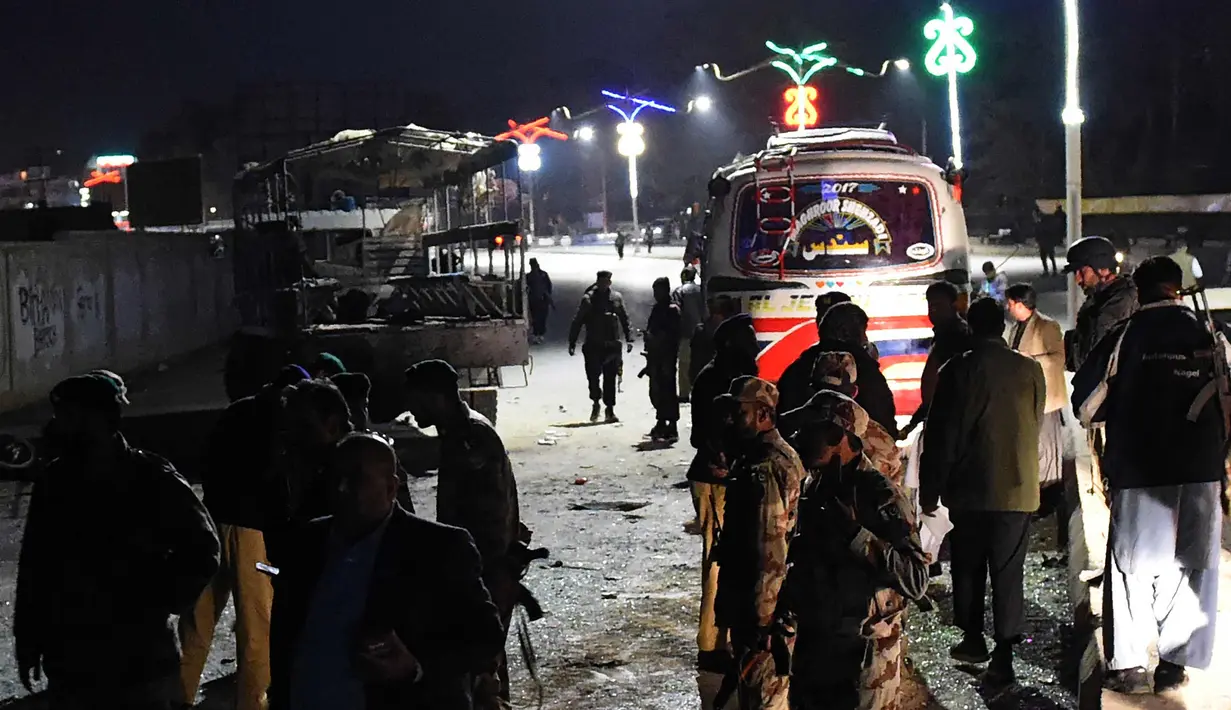 Aparat kepolisian dan militer berjaga di lokasi serangan bom bunuh diri di Quetta, Balochistan, Pakistan, Selasa (9/1). Serangan bom bunuh diri yang menghantam truk polisi Pakistan tersebut menewaskan 7 orang. (Liputan6.com/Banaras Khan)