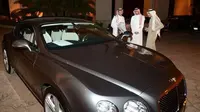 Alwaleed bin Talal dan mobil mewahnya (Foto: Motoraty)