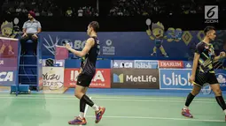 Ekspresi ganda Putra Indonesia Fajar Alfian/Muhammad Rian Ardianto saat berhasil mencetak angka di babak perempat final Indonesia Open 2017 melawan Kittinupong Kedren/Dechapol Puavaranukroh (Thailand) di Jakarta, Jumat (16/6). (Liputan6.com/Faizal Fanani)