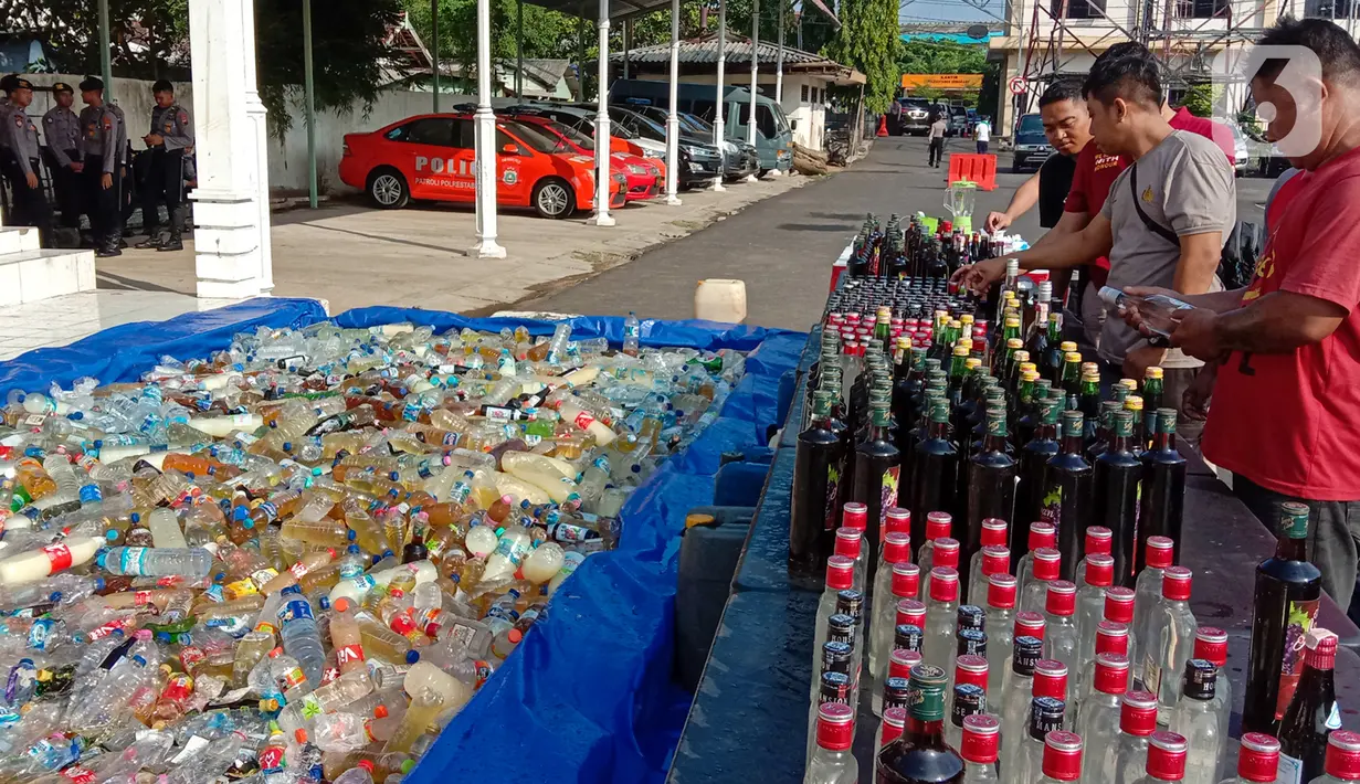 Sejumlah botol minuman keras (miras) saat pemusnahan Miras dan barang bukti narkotika di Mapolrestabes Semarang, Jumat (20/12/2019). Pemusnahan barang bukti Narkotika khususnya Sabu dan Minuman Keras hasil penindakan selama setahun terakhir. (Liputan6.com/Gholib)
