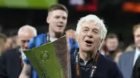 Para pemain Atalanta merayakan keberhasilan meraih trofi Europa League setelah mengalahkan Bayer Leverkusen dengan skor 3-0 di Aviva Stadium, Dublin, Irlandia, Kamis (23/5/2024) dini hari WIB. (AP Photo/Kirsty Wigglesworth)