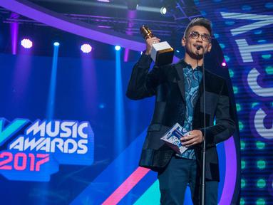 Penyanyi Afgan Syahreza kembali meraih penghargaan dari ajang SCTV Music Awards 2017 di Studio 6 Emtek City, Jakarta Barat, Selasa (16/5) malam. Afgan meraih penghargaan untuk kategori Penyanyi Solo Paling Ngetop 2017. (Liputan6.com/Gempur M Surya)
