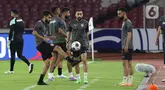 Pemain Timnas Bahrain melakukan sesi latihan resmi jelang pertandingan lanjutan Grup C Kualifikasi Piala Dunia 2026 zona Asia di Stadion Utama Gelora Bung Karno, Senayan, Jakarta, Senin (24/3/2025). (Liputan6.com/Angga Yuniar)
