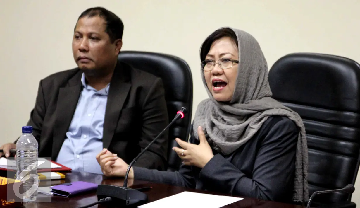 Pengamat Politik LIPI Siti Zuhro (kanan) saat Diskusi di Gedung Bawaslu, Jakarta, Jumat (7/8/2015). Diskusi membahas Calon Tunggal Kepala Daerah dan Komitmen Parpol Siapkan Pemimpin Lokal.(Liputan6.com/Helmi Afandi) 