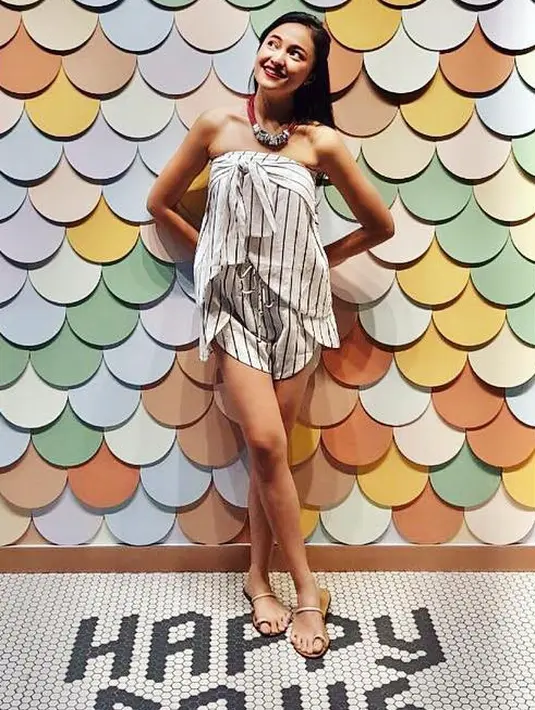 Outfit garis-garis yang dikenakan Caca ini berhasil membuat tubuh mungilnya tampak lebih jenjang. Penampilannya pun juga terkesan santai dengan sandal jepitnya. (Instagram/marshanda99)