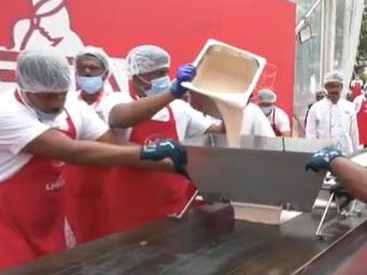 MTR melibatkan tim yang terdiri dari 75 koki untuk membuat dosa terpanjang di dunia ini.&nbsp;