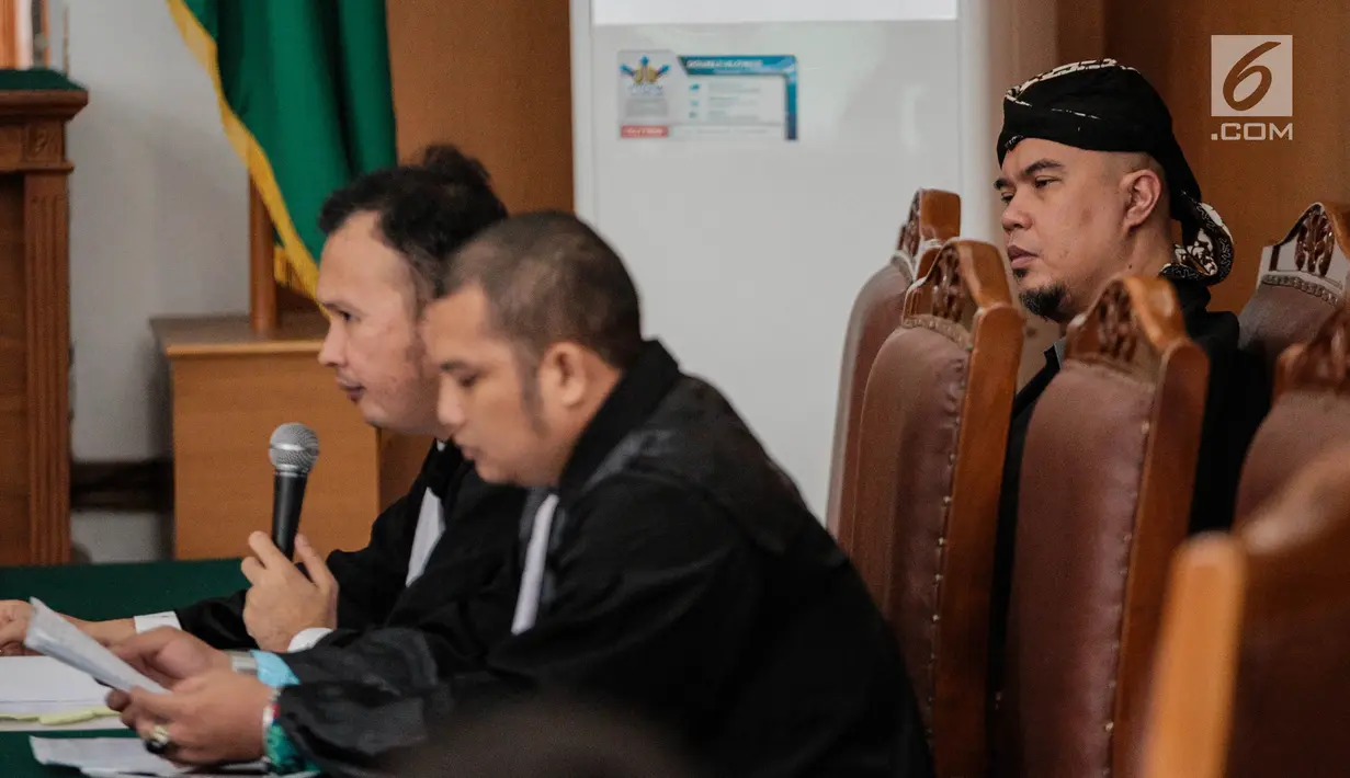 Musisi Ahmad Dhani mengikuti persidangan lanjutan terkait kasus ujaran kebencian di Pengadilan Negeri Jakarta Selatan, Senin (15/10). Sidang beragendakan pembacaan keterangan saksi dari pihak Ahmad Dhani sebagai terdakwa. (Liputan6.com/Faizal Fanani)