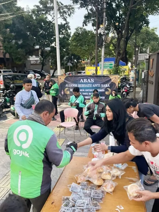 Sonny Tulung bersama Aliansi Bersatu Anti Sara (ABAS) menggelar aksi sosial berbagi makanan buka puasa