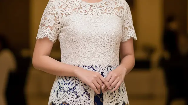 Model Atasan Brokat dengan Rok Batik Span Body Fit Elegan