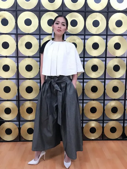 Gaya monokrom Gracia Indri yang satu ini juga keren banget. Terlebih dengan model busana yang dipakainya yang unik dan sangat kekinian. Apalagi ia menambahkan anting kekinian dan heels sebagai pemanis penampilannya. (Instagram/graciaz14)