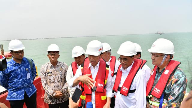 Staf Khusus Presiden, Andi Taufan Garuda Putra (kemeja biru) mendampingi Jokowi saat kunjungan ke Subang