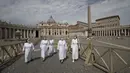 Biarawati dari Santo Elisabeth mengenakan masker saat berjalan meninggalkan Lapangan Santo Petrus di Vatikan, Senin (18/5/2020). Peziarah dan turis diizinkan mengunjungi Basilika Santo Petrus dengan menerapkan protokol kesehatan COVID-19. (AP Photo/Alessandra Tarantino)