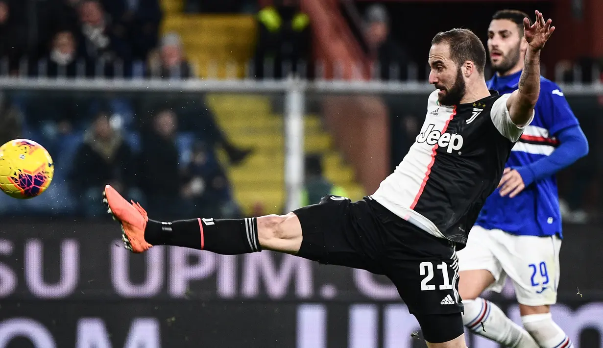 Gonzalo Higuain. Striker berusia 34 tahun yang sejak awal musim 2020/2021 memperkuat Inter Miami di MLS ini tercatat sebagai pemain Argentina dengan nilai transfer termahal hingga saat ini. Rekor itu tercipta saat ia didatangkan Juventus dari Napoli pada awal musim 2016/2017 dengan biaya 90 juta euro atau kini setara Rp1,4 triliun. Bertahan selama 4 musim dan sempat dipinjamkan ke AC Milan dan Chelsea pada musim 2018/2019, ia total tampil dalam 149 laga di semua ajang bareng Juventus dengan torehan 66 gol dan 16 assist. (AFP/Marco Bertorello)