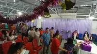 Ibadah malam natal juga dilakukan umat kristiani yang merupakan penyintas bencana gempa dan likuefaksi yang terjadi pada 28 September 2018 di Kabupaten Sigi, Sulteng. (Liputan6.com/Heri Susanto)