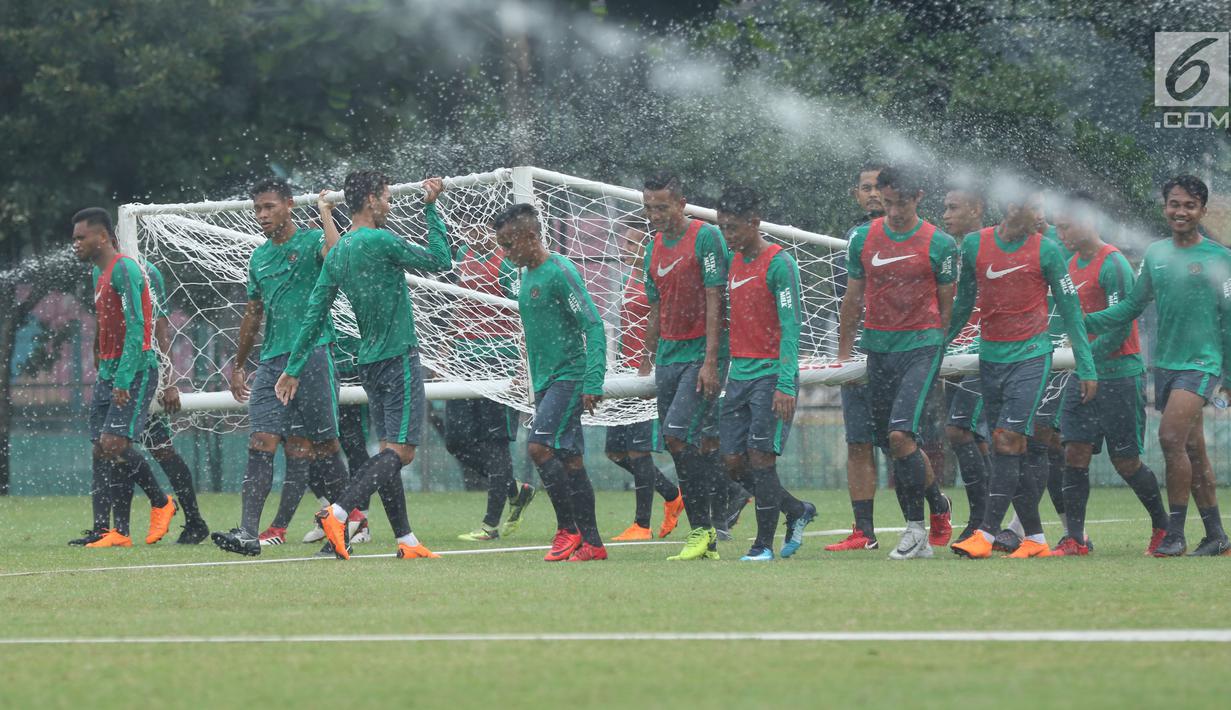 Pemain Timnas Indonesia U-23 mengangkat gawang saat latihan di Lapangan A Senayan, Jakarta, Sabtu (17/3). Latihan ini persiapan uji tanding melawan Singapura pada 21 Maret mendatang. (Liputan6.com/Helmi Fithriansyah)