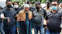 Pimpinan Khilafatul Muslimin Abdul Qadir Hasan Baraja saat tiba di Polda Metro Jaya, Selasa (7/6/2022). (Liputan6.com/Ady Anugrahadi)