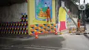 Petugas Penanganan Prasarana dan Sarana Umum (PPSU) Kelurahan Tebet Timur mempercantik tembok kolong jembatan Stasiun Kereta Api Cawang dengan membuat mural bernuansa kemerdekaan di Jakarta, Rabu (12/8/2020). Pembuatan mural untuk menyambut HUT ke-75 Kemerdekaan RI. (Liputan6.com/Immanuel Antonius)