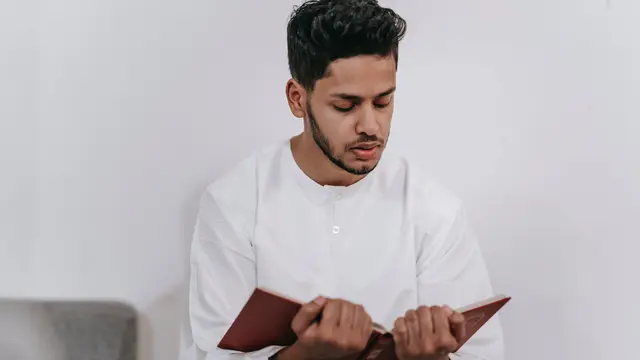 Ilustrasi Islami, muslim, membaca buku, belajar hadis