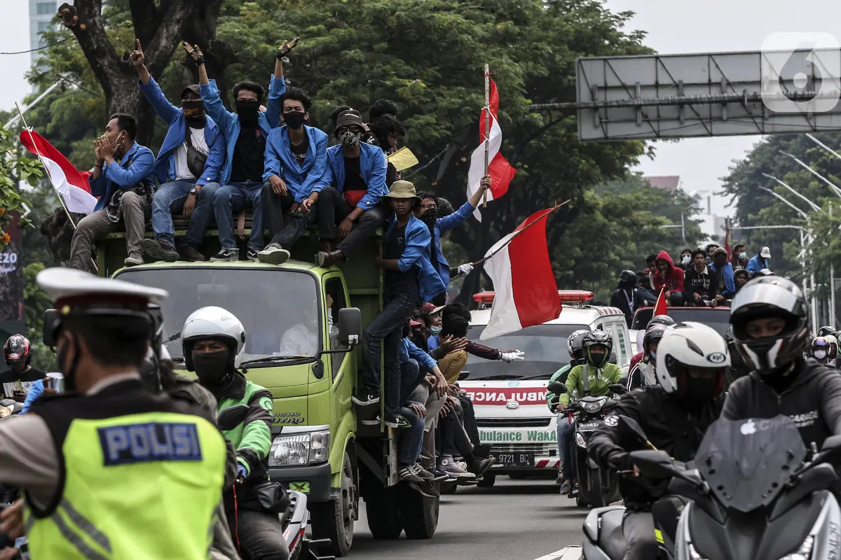 FOTO: Tolah UU Cipta Kerja, Mahasiswa Konvoi Menuju Gedung DPR