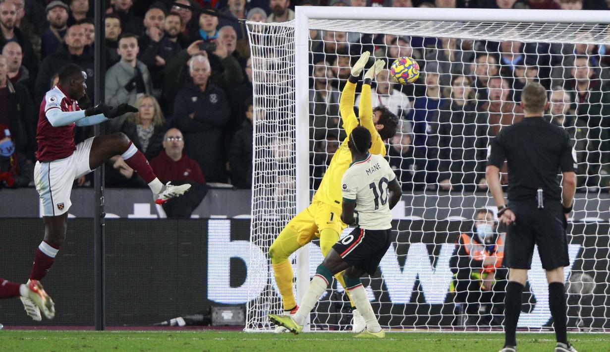 Dan dalam kurun waktu sembilan menit berselang, West Ham United menambah keunggulan menjadi 3-1. Tepatnya pada menit ke-75, Kurt Zouma membuat Alisson harus mengambil bola dari dalam gawangnya untuk kali ketiga dalam pertandingan ini. (AP Photo/Ian Walton)